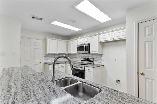 Building Photo - 122 S Walden Elms Cir
