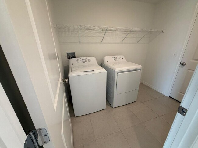 Building Photo - 2167 Lone Oak Ln