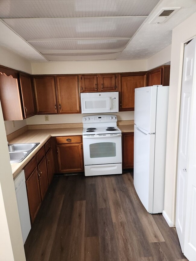 Building Photo - Lyons Rd