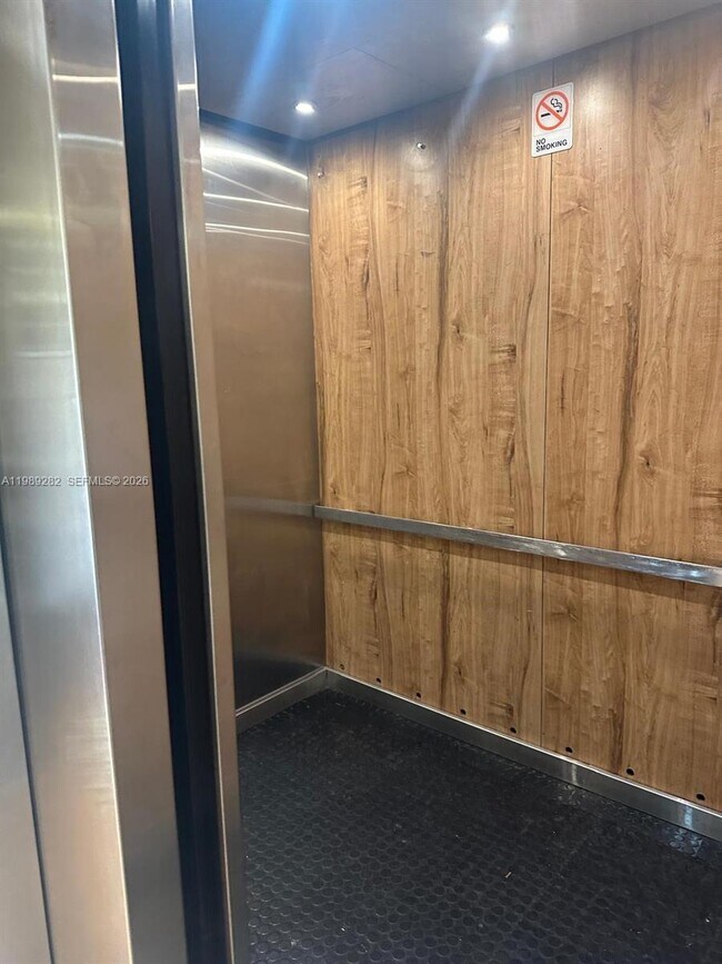 Building Photo - 1811 Sabal Palm Dr