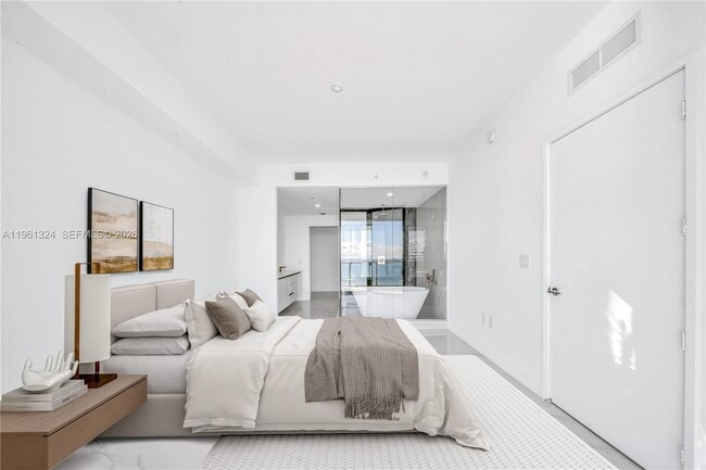 Building Photo - 700 NE 24th St