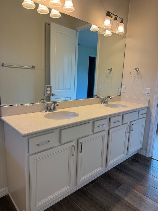 Building Photo - 4729 Greenway Dr