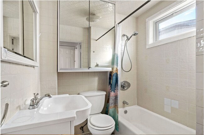 Building Photo - 1062 Saratoga St