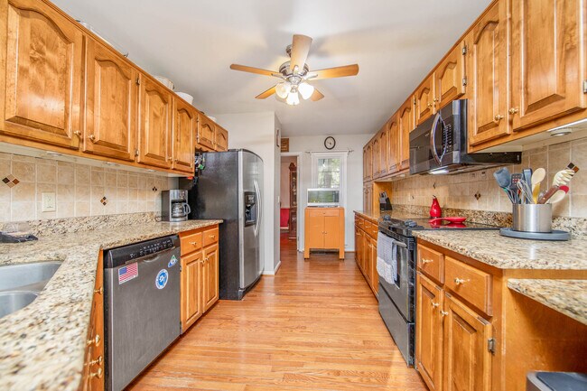 Building Photo - 28900 Deercroft Dr