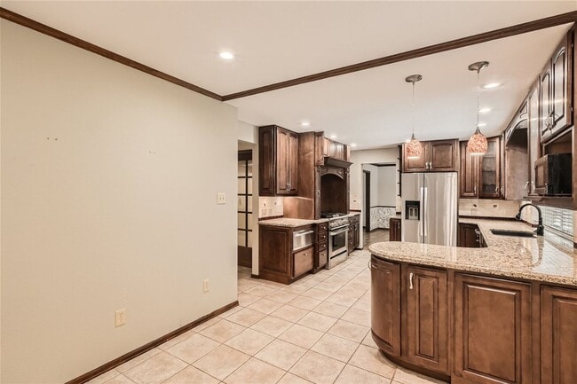 Building Photo - **Stunning 5-Bedroom 4-Bathroom Home in Li...