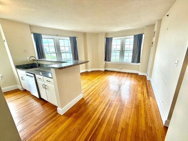 Building Photo - 534 Beacon St