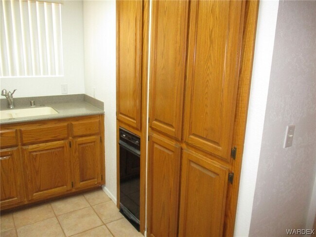 Building Photo - 2022 Merrill Ln