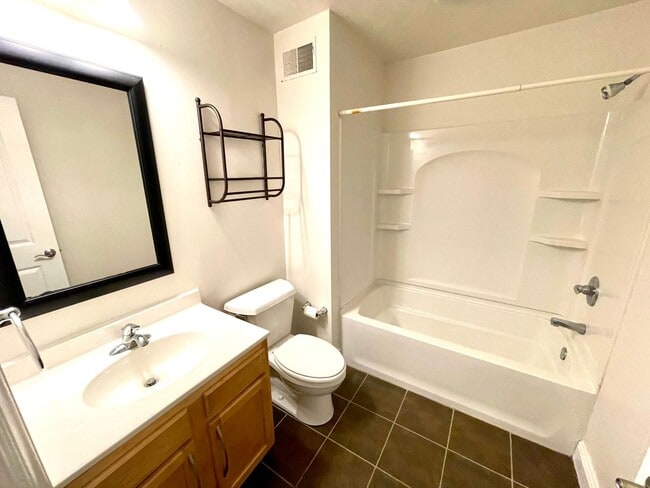 Building Photo - Amazing 4 Bedroom House! Hardwood, 2.5 Baths Stainless, A/C