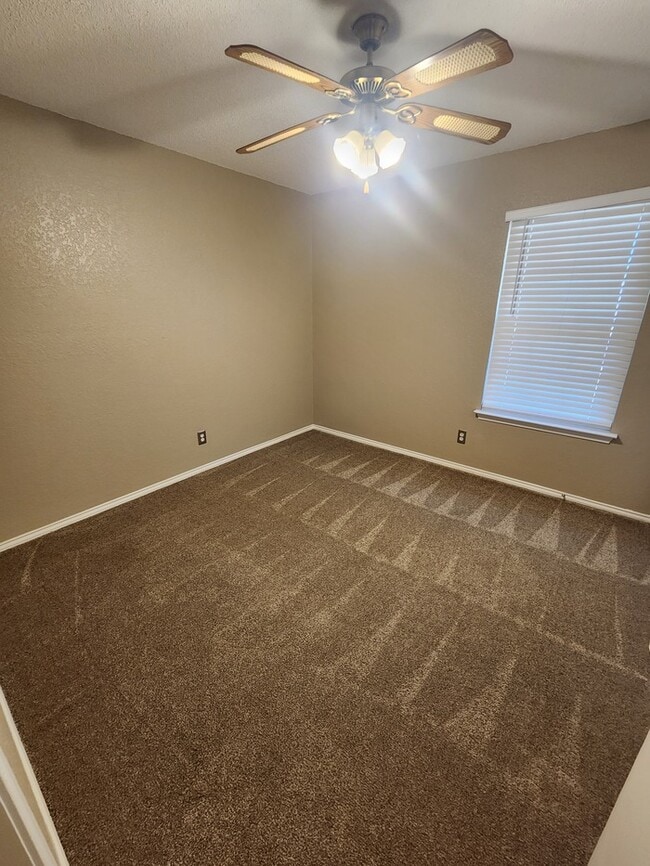 Building Photo - 3 bed 2 bath 2 car garage, move in ready!