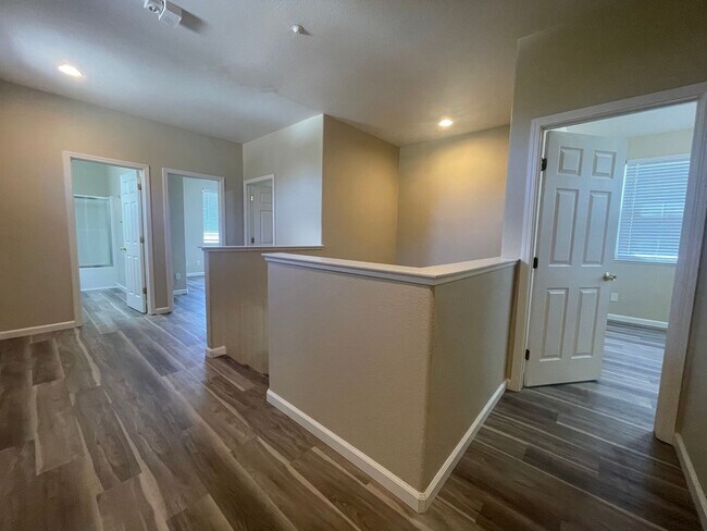 Building Photo - Beautiful 4 Bedroom Close to Downtown Brentwood!