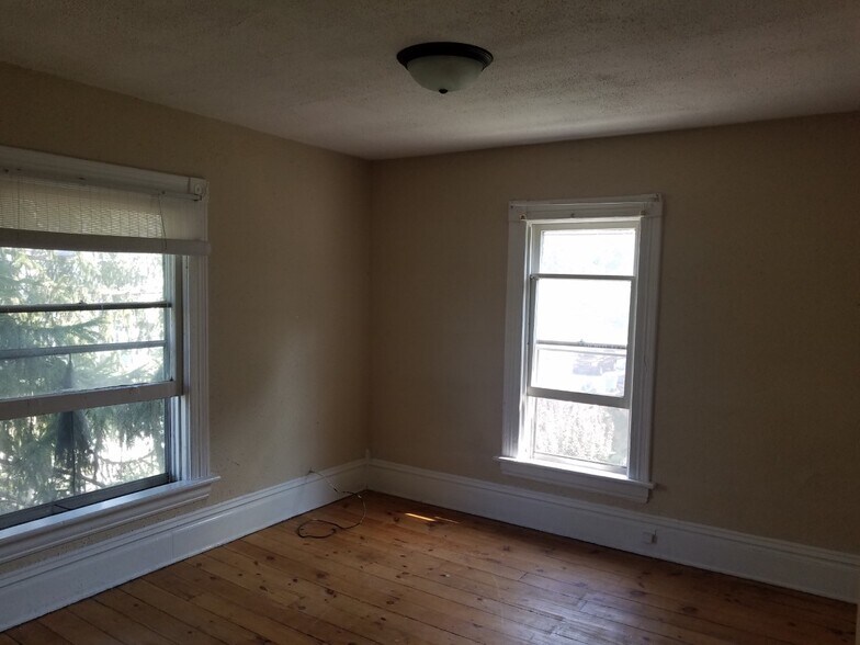 Building Photo - 161 Union Ave NE