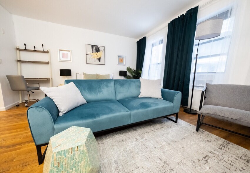 Building Photo - 305 E 95th St