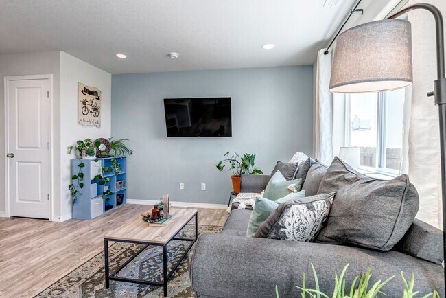 Building Photo - Like new home on Linley for rent