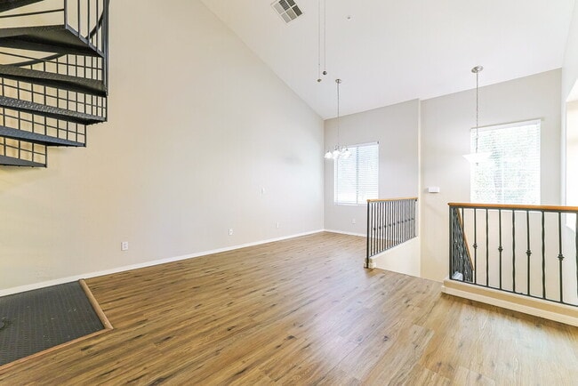 Building Photo - 163 W Tremaine Ct