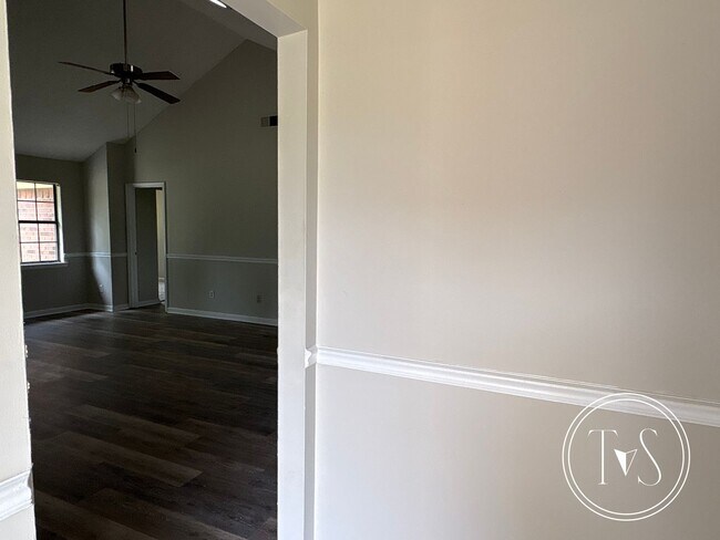 Building Photo - MOVE IN SPECIAL: $1000 OFF 1ST MONTH'S RENT!**