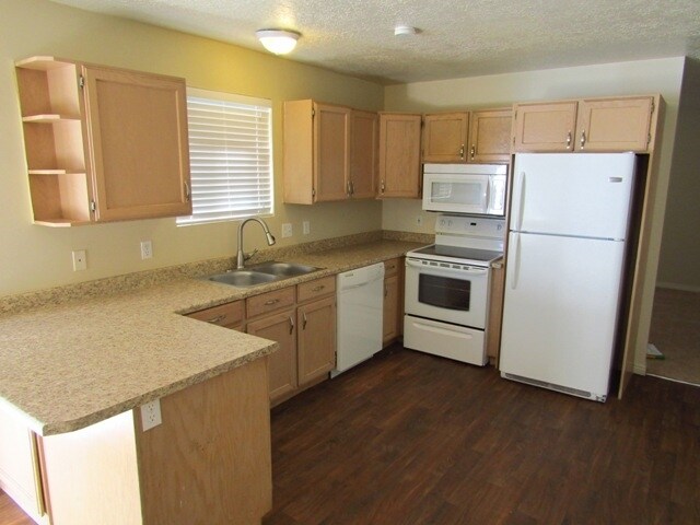 Building Photo - 1370 N General Dr