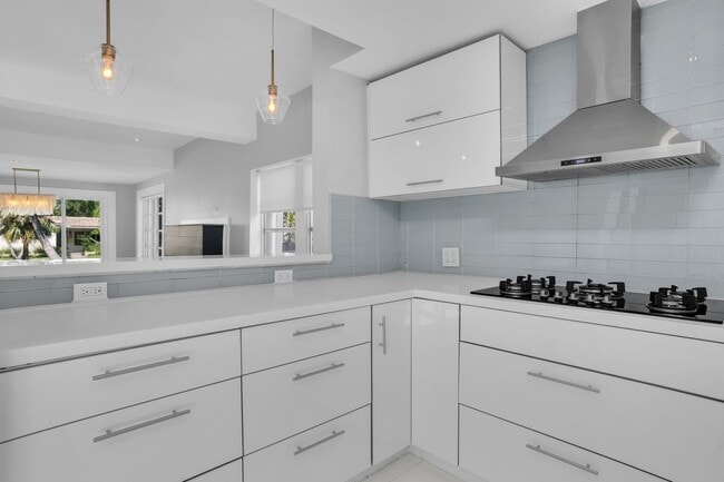 Building Photo - Beautiful California Style Hollywood Home