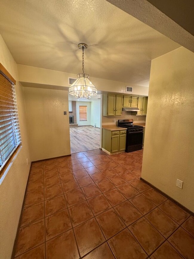 Building Photo - Northwest- 3 bedroom/ 2 bathroom with pool!