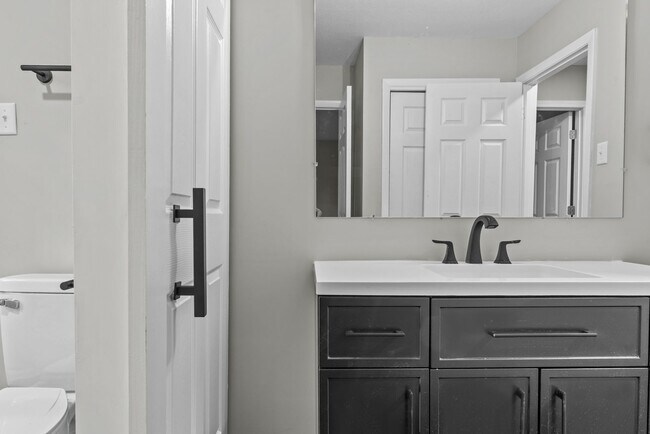 Building Photo - Charming Weatherly Woods Home with In-Law ...