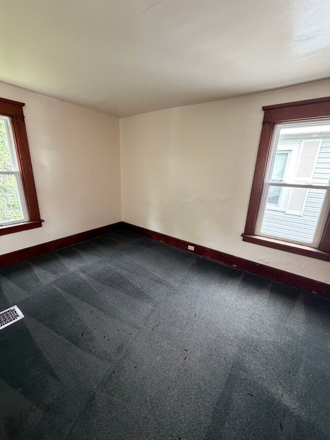Building Photo - 307 Poplar St