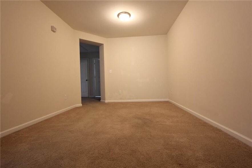 Building Photo - 2132 Greencrest Cir