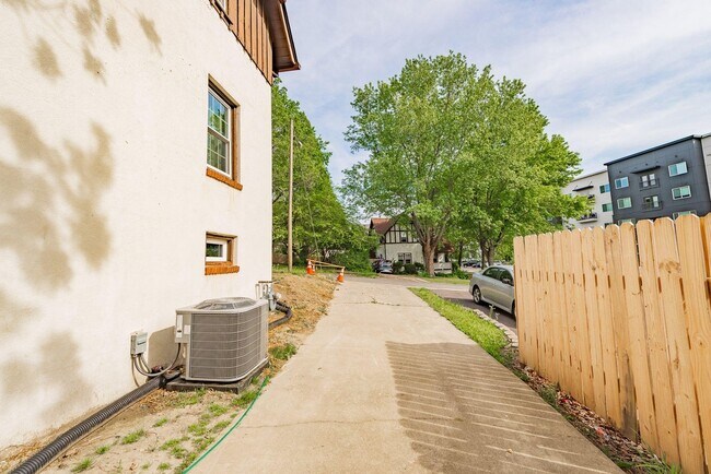 Building Photo - 3 Bedroom/1 Bath Townhouse - Kingsport, TN
