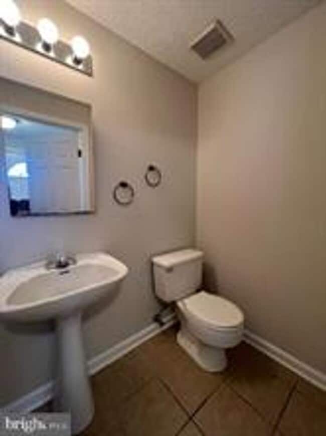 Building Photo - WELL MAINTAINED END UNIT TOWNHOUSE IN FARMBROOK