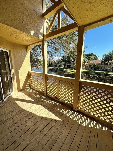 Building Photo - 4855 Via Palm Lakes