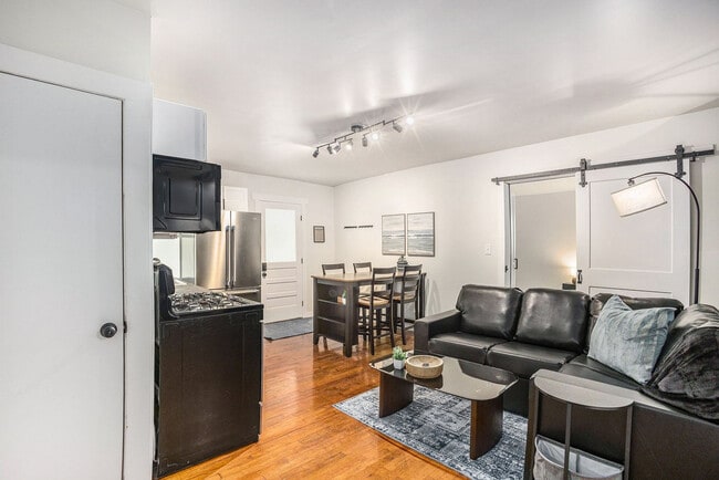 Primary Photo - 37 Gold Ave NW