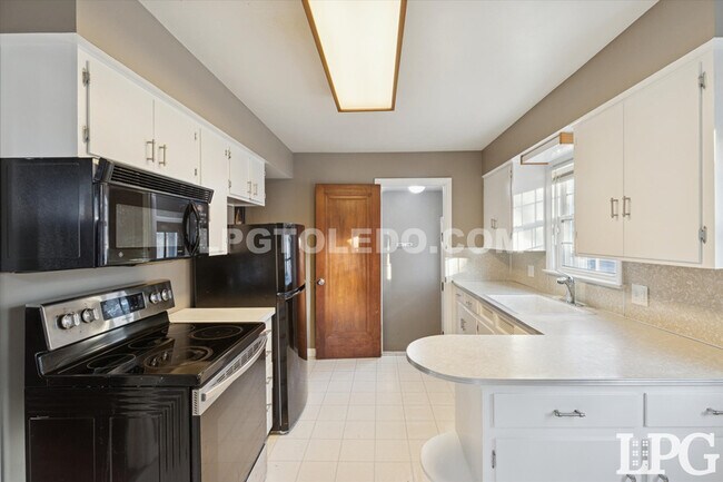 Building Photo - 4336 Lyman Ave