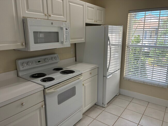 Building Photo - 4250 Players Pl