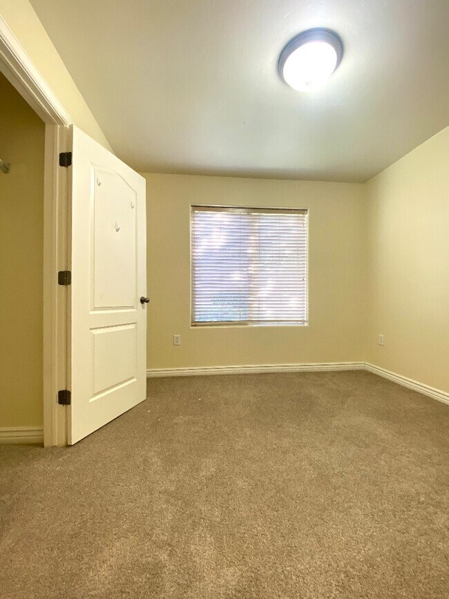 Building Photo - 581 S 2220 W