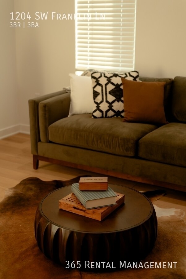 Building Photo - 1204 SW Franklin Dr