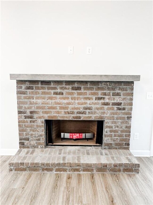 Building Photo - 6320 Pine St