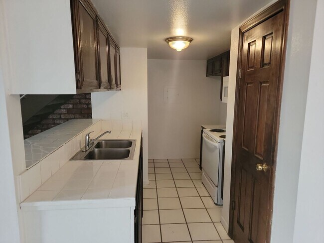 Building Photo - Wonderful 2 bedroom Townhouse close to Pool