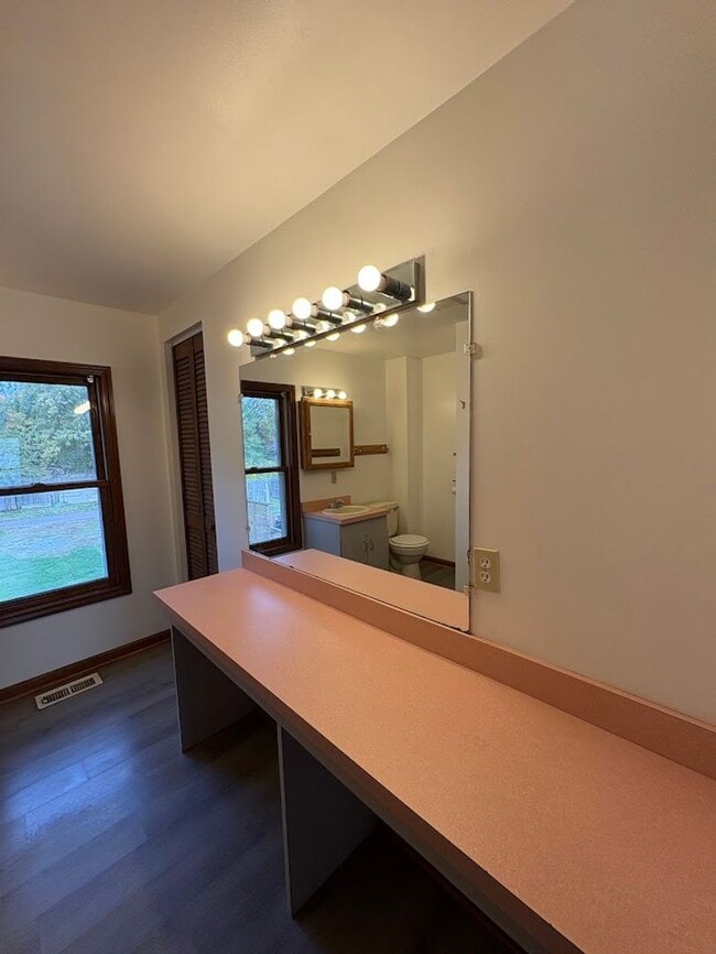 Building Photo - Three bedroom one bathroom home for rent