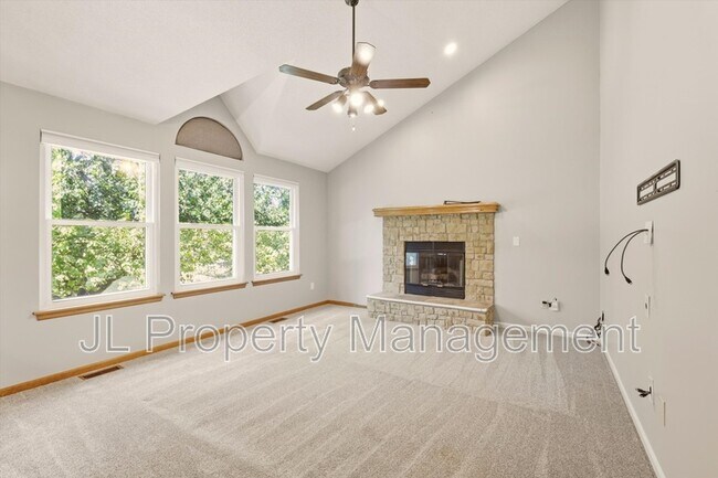 Building Photo - 125 SE Topaz Dr