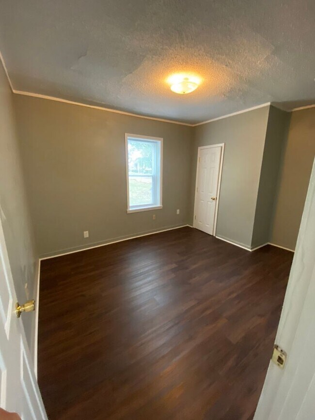 Building Photo - Bright & Inviting 3-Bed/1-Bath Home with Spacious Backyard – 50% Off First Month!