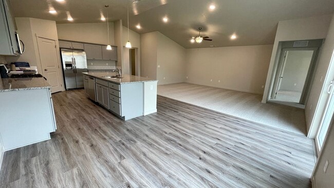Building Photo - $2,199.00 / Large 4 bed 2 bath / 3 car gar...