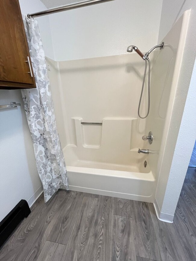 Building Photo - Newly Renovated Ground Floor 1 Bed Apartment!