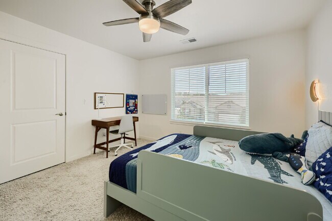 Building Photo - "Spacious 5-Bed Oasis with 3 Full Baths in Scenic Castle Rock – Your Dream Home Awaits!"