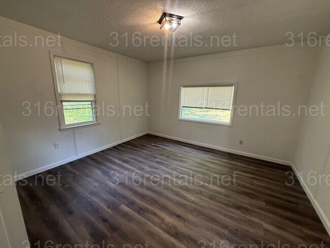 Building Photo - $1,045 - 3 bedroom / 1 bathroom - Single Family Home