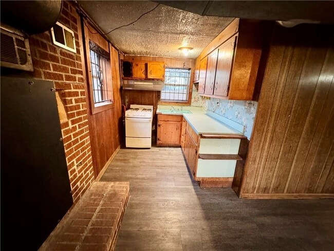 Building Photo - 556 Lamar Dr