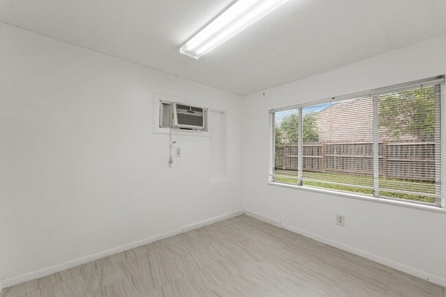 Building Photo - Spacious 3 bedroom, 2 bathroom home in the...