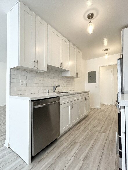 Building Photo - 1849 S Bentley Ave