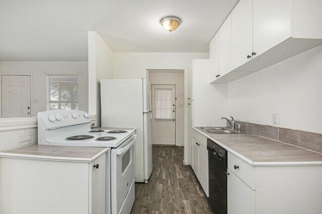 Building Photo - This charming 2-bedroom, 2-bathroom duplex is nestled in the desirable Lake Worth region of Fort ...