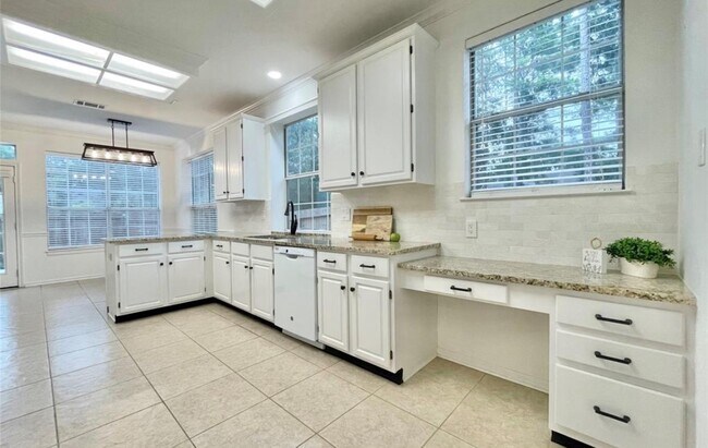 Building Photo - 8 Greentwig Pl