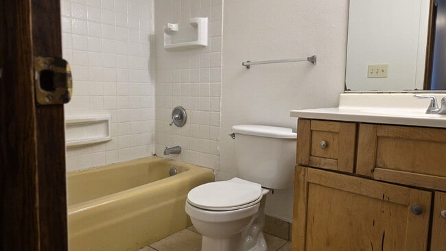 Building Photo - "3-Bed Townhouse with 1.5 Baths in Appleton!