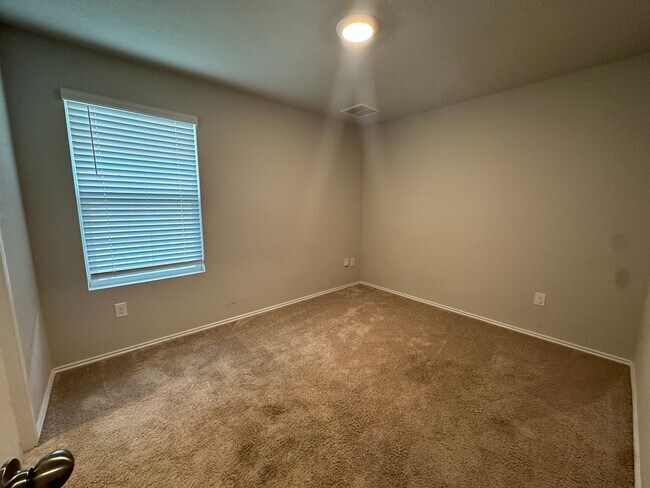 Building Photo - Classic Three Bedroom Two Bath Home in a Great Neighborhood