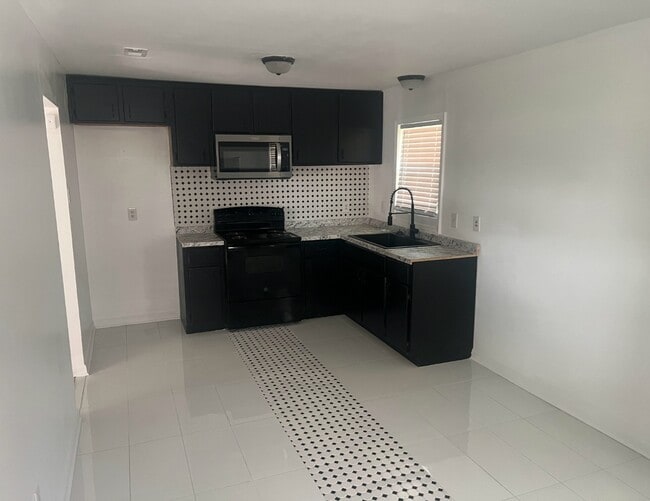 Building Photo - 3103 Lincoln Dr